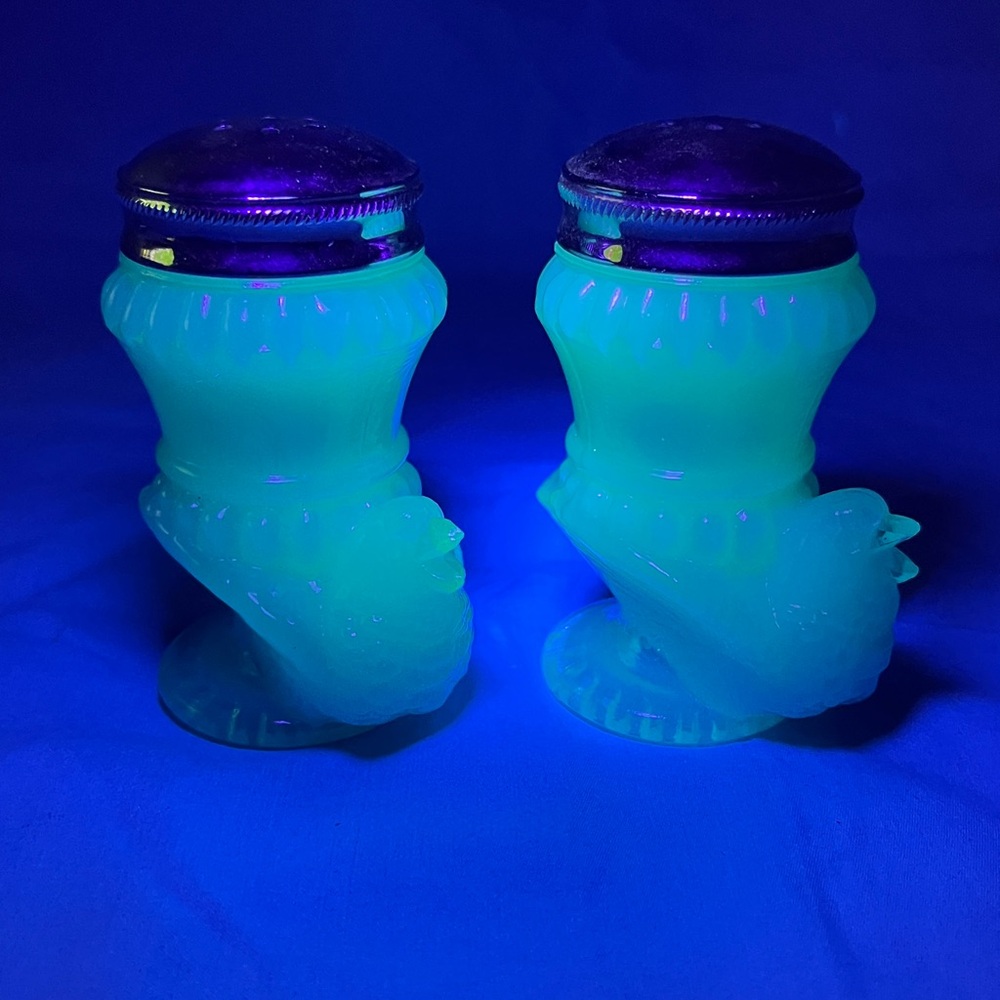 Vintage Degenhart Milk Blue Bird Glass Salt and Pepper Shakers - Picture 9 of 9